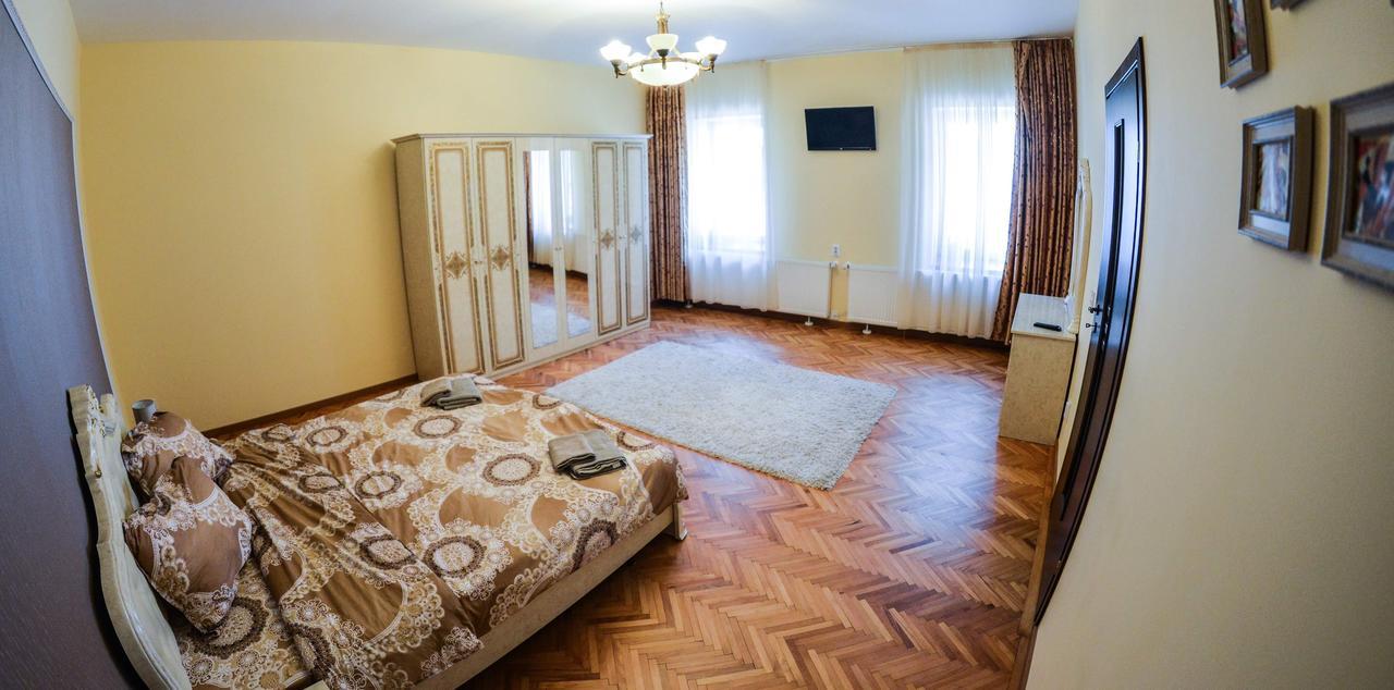 Luca Poarta Schei Apartment